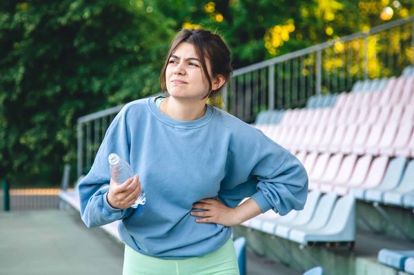 Douleur sous les côtes droites et son élargissant au dos : d'où vient-elle ?